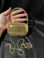 Goldene Strass Hartschalen Abendtasche Clutch mit Kette und funkelndem Diamantgriff Detail. - Gold (A199)