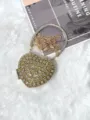 Detailansicht der luxuriösen Strass Herz Abendtasche mit goldener Kette für Damen. - Herz Strass Stil (A153) / Gold