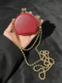Close-up detail van de rode PU lederen lipsticktas met stijlvolle gouden balsteekketting. - Rood (Gouden Dubbele Kralenketting)