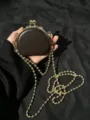 Detailopname van de compacte ronde PU-lederen tas met gouden ketting en stijlvolle sluiting. - Koffie (Gouden Dubbele Kralenketting)