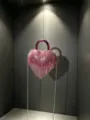 Splendide sac de soirée cœur en strass roses avec franges scintillantes et chaîne élégante. - A136 rose