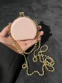Detailweergave van mini roze PU lederen lipsticktas met gouden ketting schoudertas. - Roze (Gouden Dubbele Kralenketting)