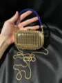 Goldene Acryl Abendtasche Clutch mit blauen Strasssteinen und Kettengriff Detail - Blau (A199)