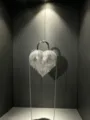 Sac à main de soirée en forme de cœur avec strass scintillants et franges élégantes. - Argent