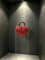 Sac de soirée cœur en strass rouge avec cristaux étincelants, franges et chaîne en métal. - A136 rouge