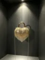 Élégant sac de soirée cœur en strass avec poignée en métal et franges scintillantes. - Or
