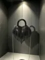 Superbe sac de soirée cœur en strass noirs avec franges de perles étincelantes et poignée. - A136 noir