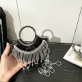 Elegante Strass-Quasten-Abendtasche mit Metallring-Griff und Kette für Damen. - A137 Schwarz