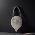 Impresionante bolso de noche de diamantes de imitación con flecos de cristal brillante. - Plateado