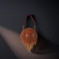 Bolso de noche elegante con pedrería y diseño de flecos rojos degradados para fiestas. - Rojo