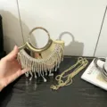 Squisita borsa da sera dorata con scintillanti frange di cristallo e manico in metallo. - Oro A137