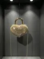 Elegante borsa a tracolla da sera a forma di cuore con strass brillanti e catena dorata. - Oro