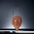 Détail raffiné de sac de soirée en strass avec des cristaux et un design luxueux. - Rose