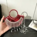 Rote metallische Mini-Abendtasche mit funkelnden Strassfransen und abnehmbarer Kette. - A137 Rot