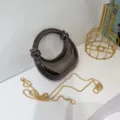 Modische Mini Umhängetasche rund mit goldener Kette für Damen elegante Alltagstasche - Schwarz