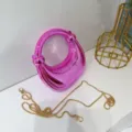 Rosa glänzende Mini Handtasche mit rundem Griff und abnehmbarer Goldkettengriff Detail. - Rosa