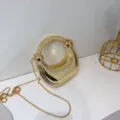 Modische metallische goldene Mini-Umhängetasche mit rundem Griff und Kette für Damen. - Gold