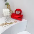 Glänzende rote Zylinder-Abendtasche Detailansicht, Acryl-Kosmetikbox mit Kette. Perfekt. - Rot (C011)