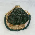 Elegante dunkelgrüne Strass Abendtasche mit Goldkette, luxus Detailansicht für Damen. - Grün A055