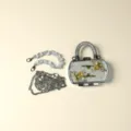 Nahaufnahme einer Mini-Clutch mit Strassgriff, Blumendekor und zwei verschiedenen Ketten. - Stil A033 / Silber