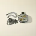 Detailansicht der runden Metalldose Abendtasche mit Pflaumenblüten-Dekor und zwei Ketten. - Stil A034 / Silber