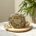 Detailansicht der Strass-Herz-Abendtasche, glitzernde Kristalle am Acryl-Boxrahmen. - A061 Mehrfarbig