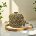 Nahaufnahme der luxuriösen, funkelnden Strass-Acryl-Box-Abendtasche mit feiner Kette. - A060 Gold