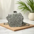 Detailansicht einer funkelnden Mini Strass Box Umhängetasche, elegante Abendtasche für Partys. - A060 Silber