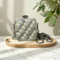 Detailansicht einer luxuriösen quadratischen Clutch mit Perlen und Strass für elegante Abende. - A059 Silber