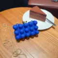 Borsa a tracolla pochette bubble blu con catena dorata, borsa alla moda dettagli. - C005 blu