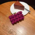 Elegante borsa da sera viola a bolle con catena dorata, ideale per feste ed eventi chic. - C005 rosso rosa