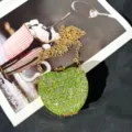 Detailansicht der grünen Strass Mini-Abendtasche mit funkelnden Kristallen und Goldkette. - A105 Grün
