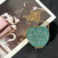 Nahaufnahme Detail der grünen Glitzer Herz formen Mini Abendtasche mit Goldkette. - A105 Blau