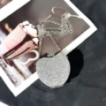 Silberne Strass Herz Mini Abendtasche Detailansicht, glänzende Metallkette Clutch Tasche. - A105 Silber