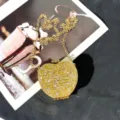 Nahaufnahme des glitzernden Strass Herz Abendtasche Details mit luxuriöser Goldkette. - A105 Gold