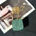 Detailansicht der grünen Strass-Abendtasche mit glitzernden Kristallen und goldener Kette. - A106 Blau