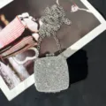Detailansicht der eleganten Mini Strass Abendtasche mit Silberkette und funkelnden Kristallen. - A106 Silber