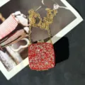 Nahaufnahme einer kleinen Strass Abendtasche mit goldener Kette, glitzernd glänzend. - A106 Rot