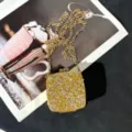 Nahaufnahme der glitzernden Strass-Abendtasche mit goldener Metallkettenschulterriemen. - A106 Gold