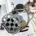 Borsa da sera pochette mini in acrilico con strass argento e catena in metallo per donna. - Argento