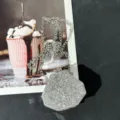 Detailansicht der glitzernden Mini-Abendtasche mit silberner Kette und Strasssteinen. - A107 Silber