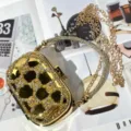 Lussuosa borsa da sera mini con strass, catena dorata e dettagli con manico in cristallo. - Oro