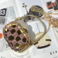 Vista dettagliata della mini borsa da sera di lusso in strass con catena e cristalli. - Rosa