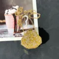 Detaillierte Nahaufnahme einer glitzernden Strass Mini Abendtasche mit goldener Kette. - A107 Gold