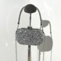 Vista dettagliata della borsa da sera argentata in strass con cristalli e catena. - A090 argento