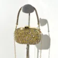 Vista dettagliata di una pochette da sera scintillante in strass con catena dorata. - A090 oro