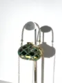 Vista ravvicinata della pochette da sera scintillante con motivo a griglia di strass e catena. - A083 verde