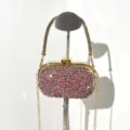 Vista dettagliata della raffinata pochette da sera in cristallo rosa con catena dorata. - A090 rosa