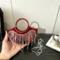 Borsa da sera rossa a mezzaluna con sbrilluccicanti frange di strass, mini manico a tracolla. - A138 Rosso