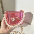 Borsa a mano scatola in acrilico rosa con perle e decoro floreale. Elegante borsa a tracolla. - Serie A141 / Rosa